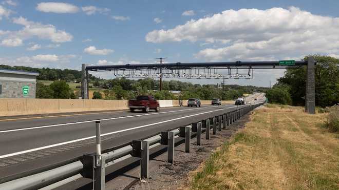 Pórtico de peaje en la vía pública de Pennsylvania Turnpike