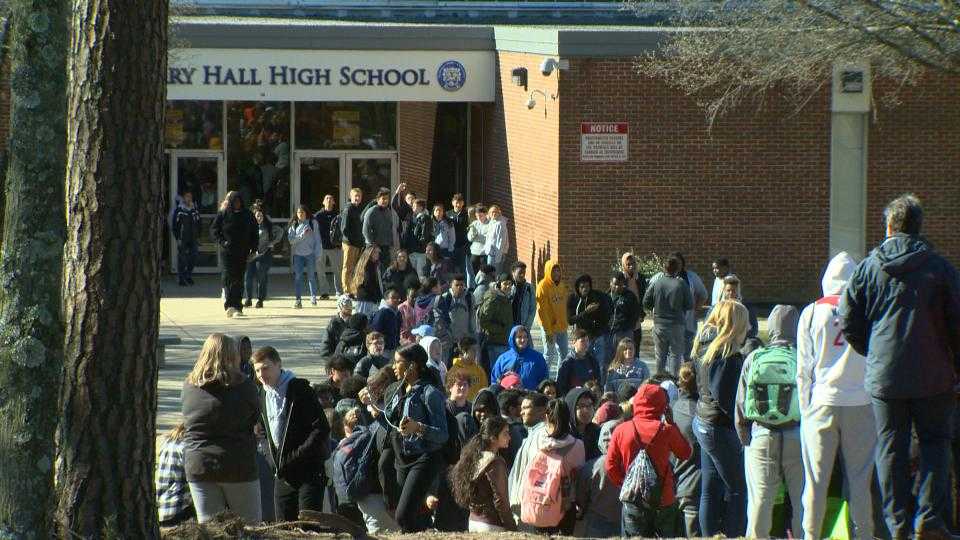 Photos Maryland students walk out to honor Florida shooting victims