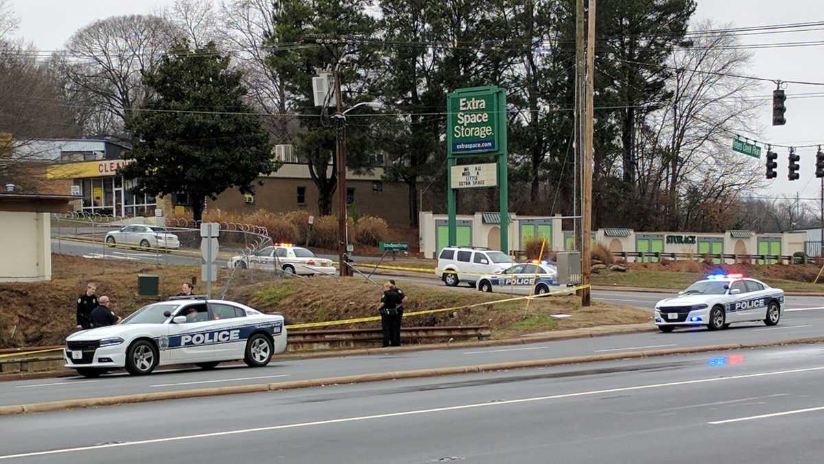 Motorist finds body on Peters Creek Parkway