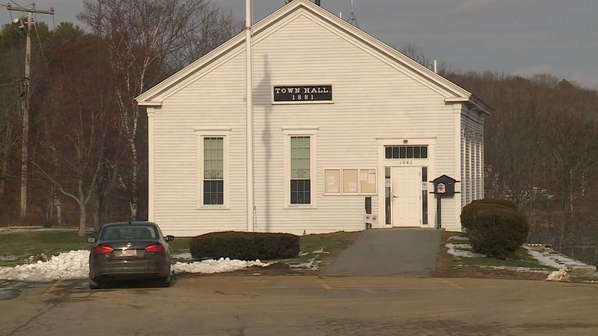 Leaders of small Maine town disagree over mask mandate enforcement in