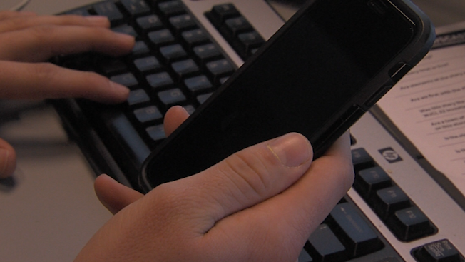 South Carolina School District deciding on phones in class - Vimarsana News