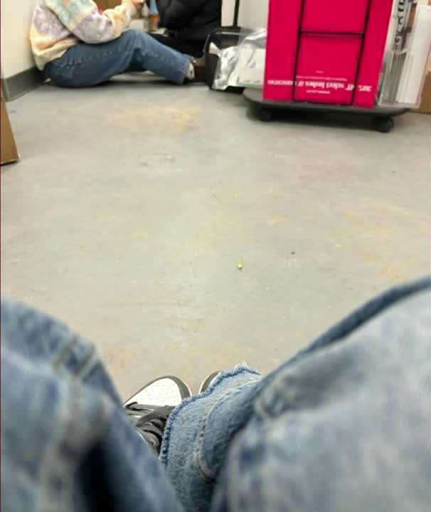 A pessoa que compartilhou esta fotografia com a cobertura total do Maine disse que ela e outras pessoas estavam trancadas dentro de uma sala dos fundos no Maine Mall, em South Portland, Maine, enquanto a polícia revistou o prédio por um suspeito de tiro em 5 de fevereiro de 2025.