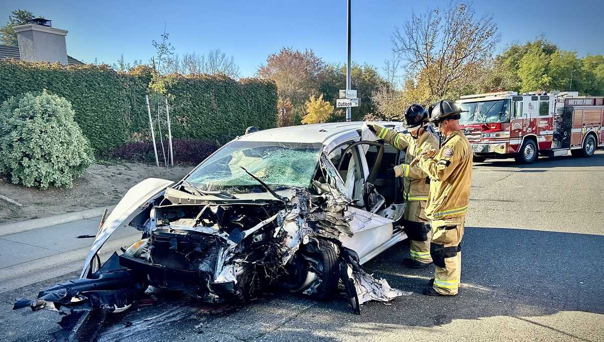 2 taken to hospital after head-on crash with entrapment in Antelope
