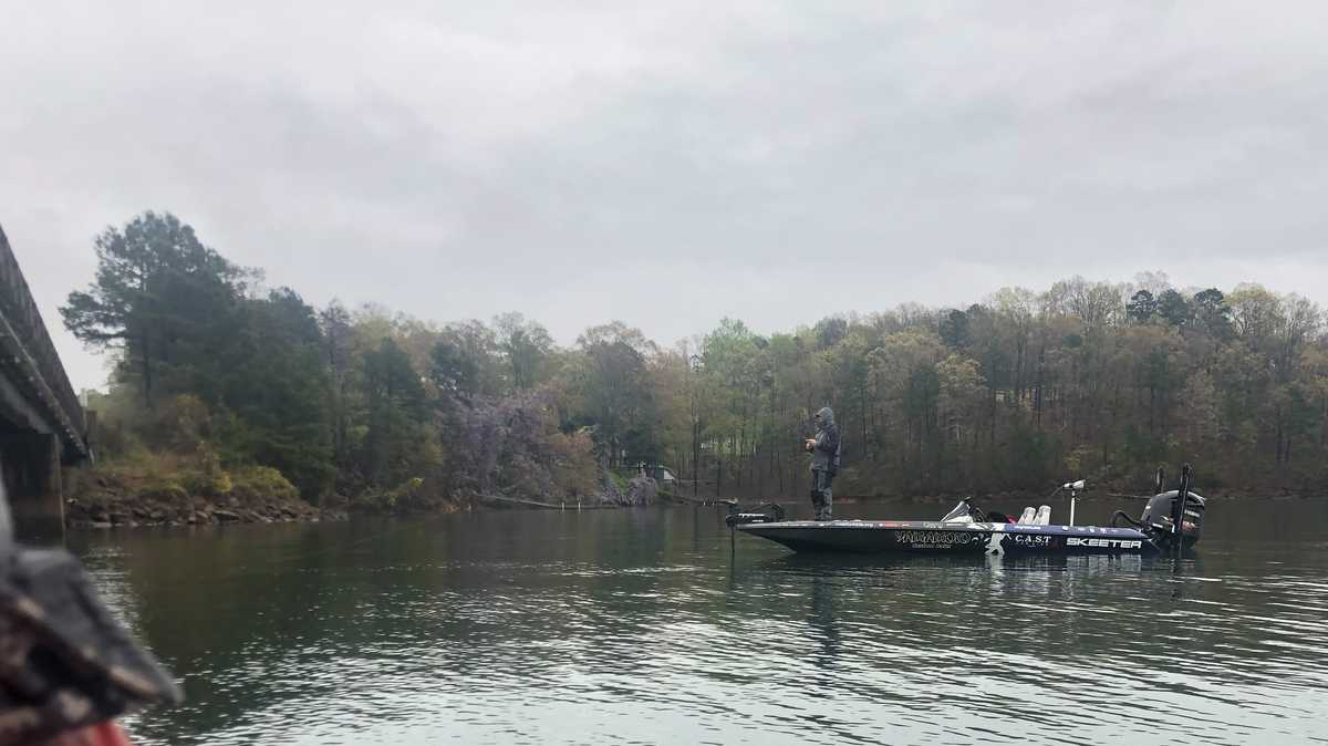 Despite rain,cold professional anglers take over Lake Hartwell for