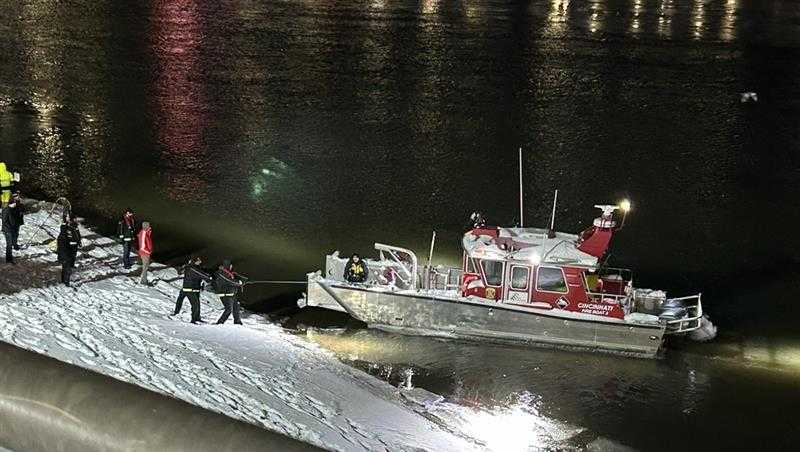 Video shows car go into Ohio River, recovery teams searching water