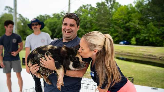 Emma Hamilton kisses the pig at Richmond Hill's Spring Fling - Vimarsana News