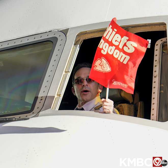 Chiefs arrive in Miami wearing special shirts to honor Andy Reid