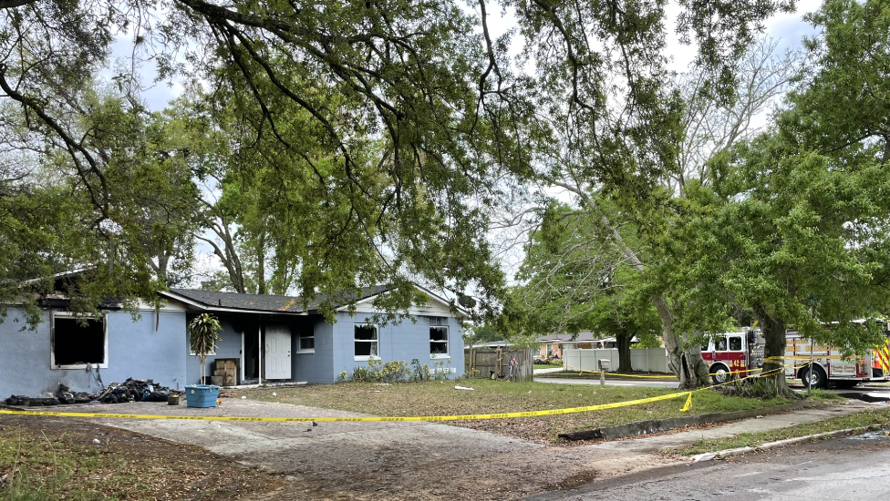 One killed, seven others displaced after house fire in Pine Hills