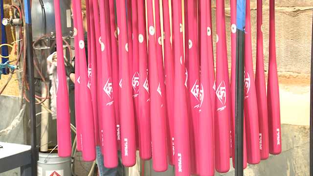 Mauer, Twins swing pink bats for Mother's Day