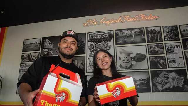 Meet the sister and brother reviving California's most iconic fried chicken chain - Vimarsana News