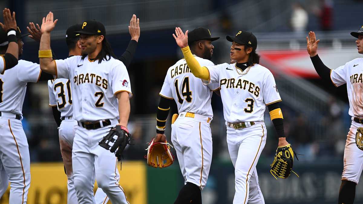 Velasquez helps Pirates beat Reds 2-0 for 7th straight win