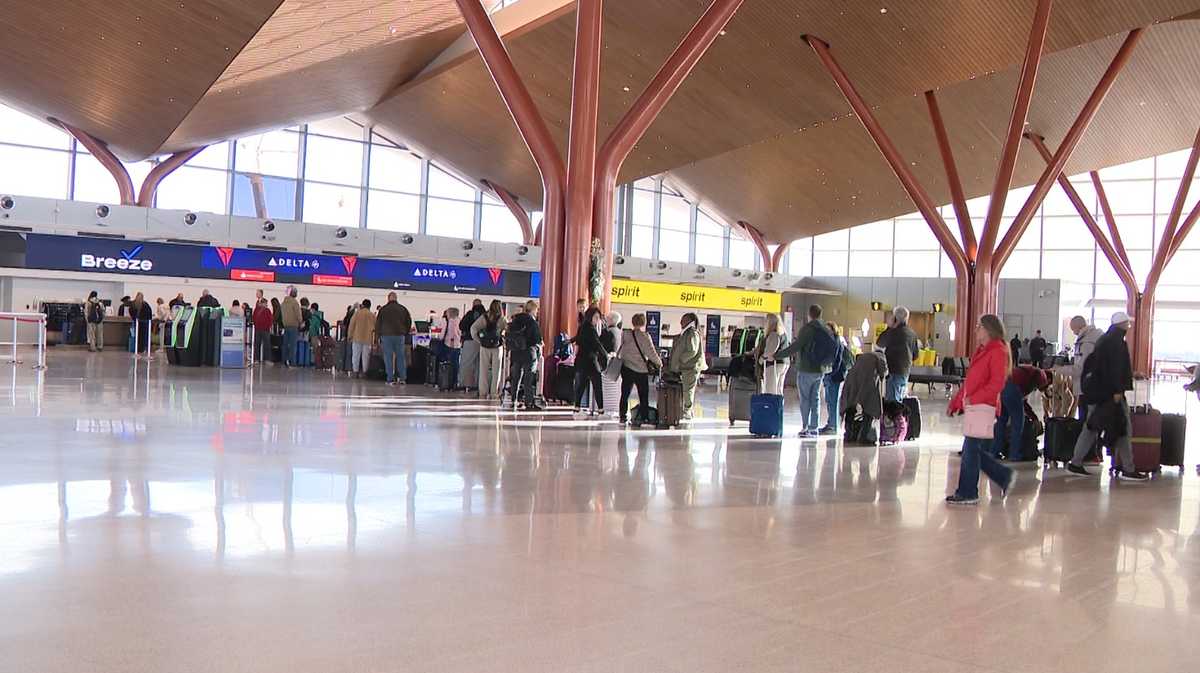 Holiday travelers embark on journey through Pittsburgh airport's new terminal