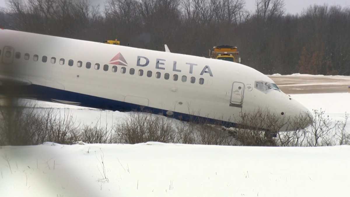 Video Plane Slides Off Icy Taxiway At Pittsburgh Airport 2535