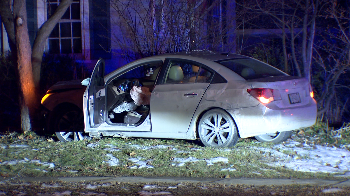 High-speed chase ends with car crashing into tree in Milwaukee