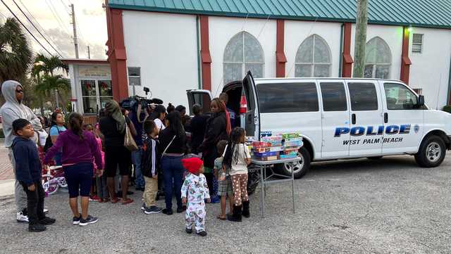 Florida police distribute presents at holiday pop-up event - Vimarsana News
