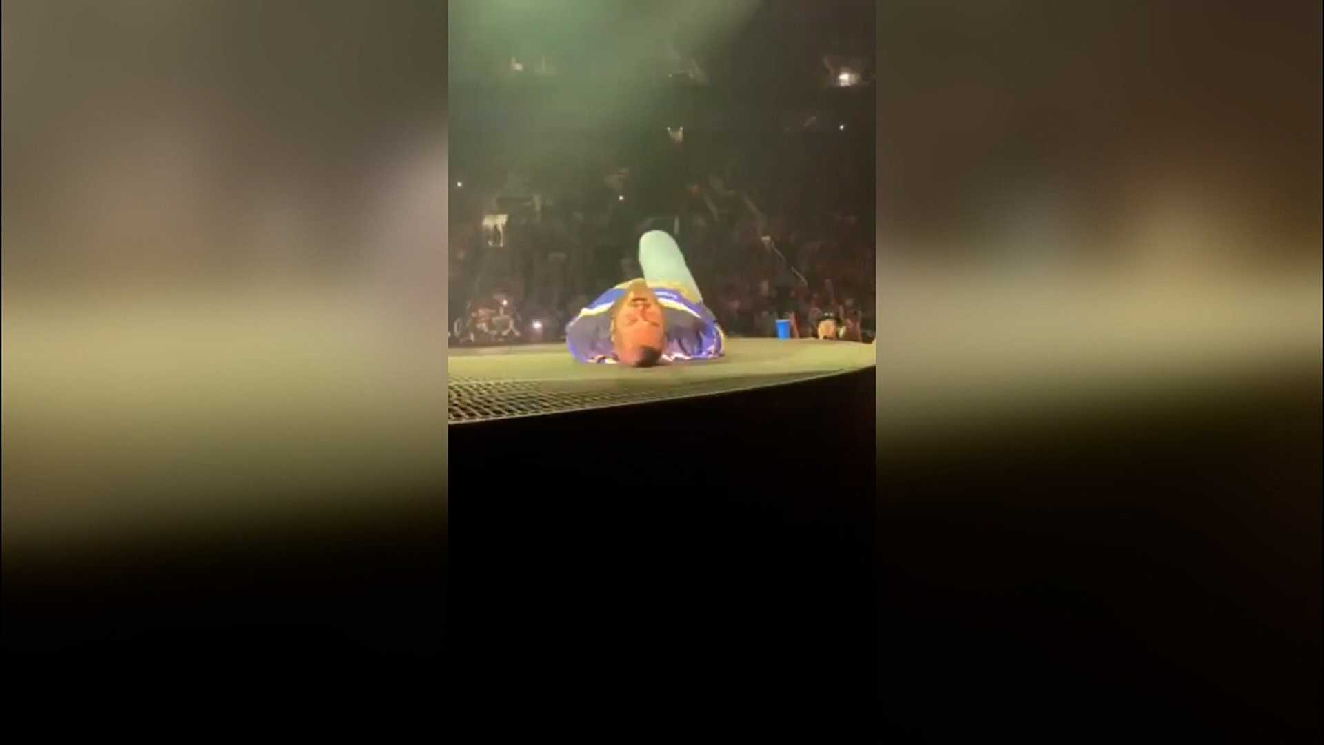 Post Malone suffers bruised ribs after falling through a hole on stage in St. Louis - Vimarsana News