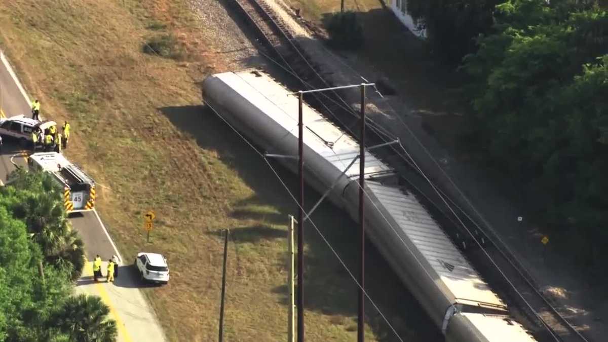 Amtrak train derails in Florida