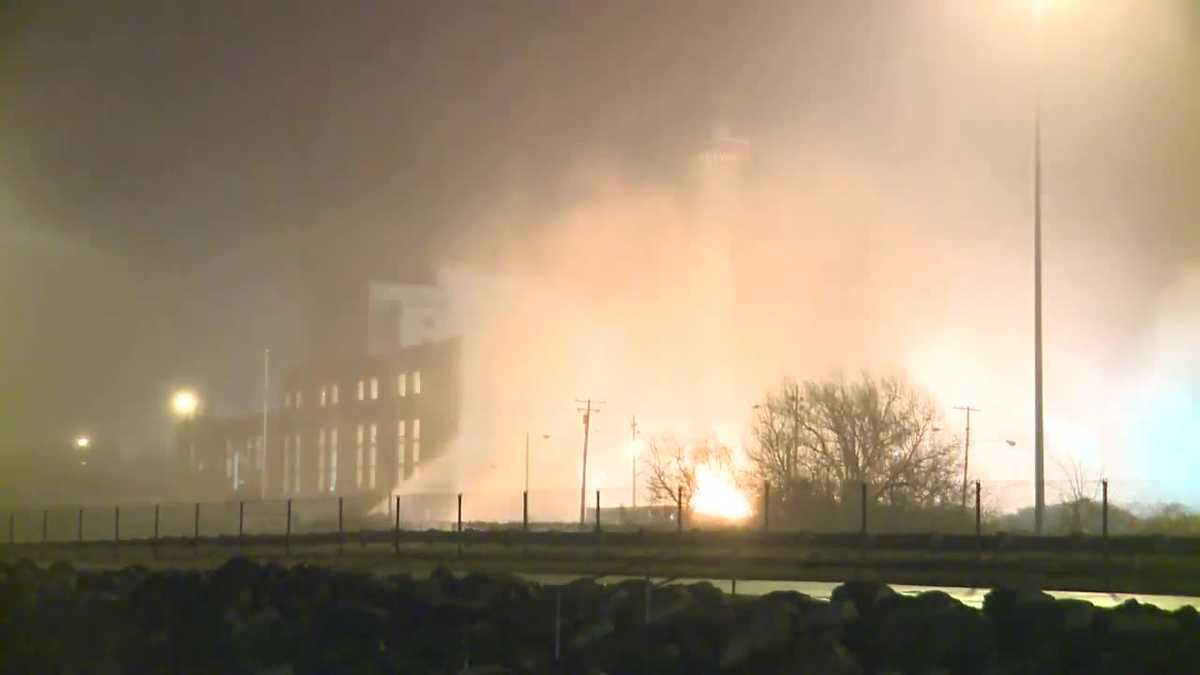 Implosion takes down Cleveland power plant