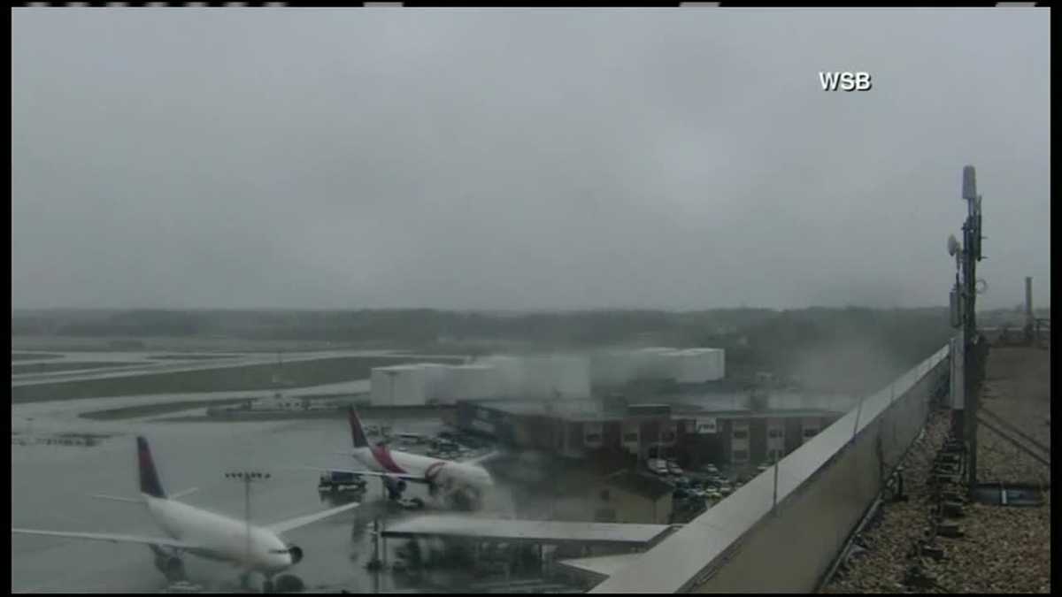 Severe weather closes major airport, flights delayed