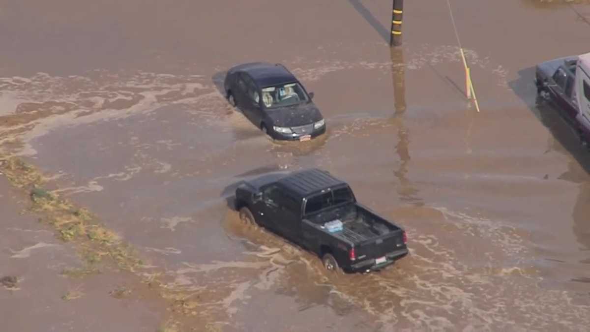 Crews rescue drivers stuck in California flash flood