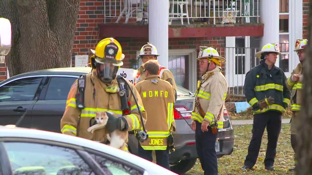 Crews evacuate residents in Windsor Heights fire