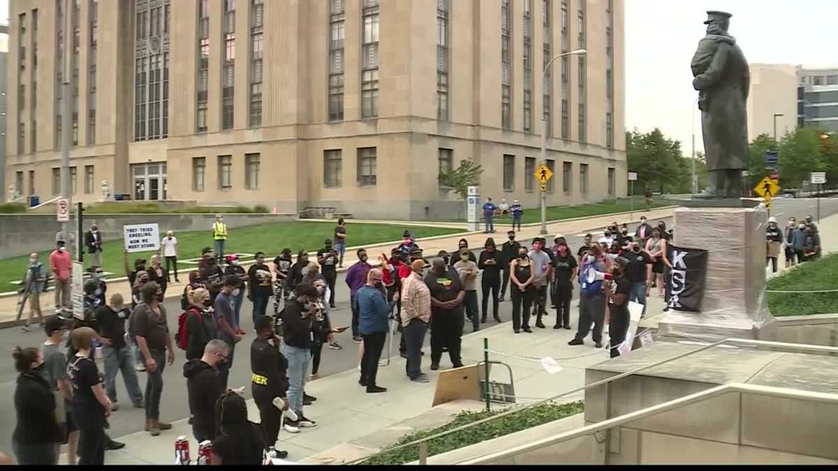 group protests outside kcpd headquarters over breonna taylor case group protests outside kcpd