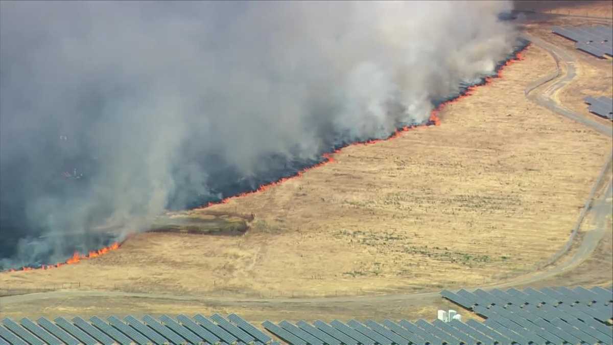 Structures threatened by grass fire in Sacramento County