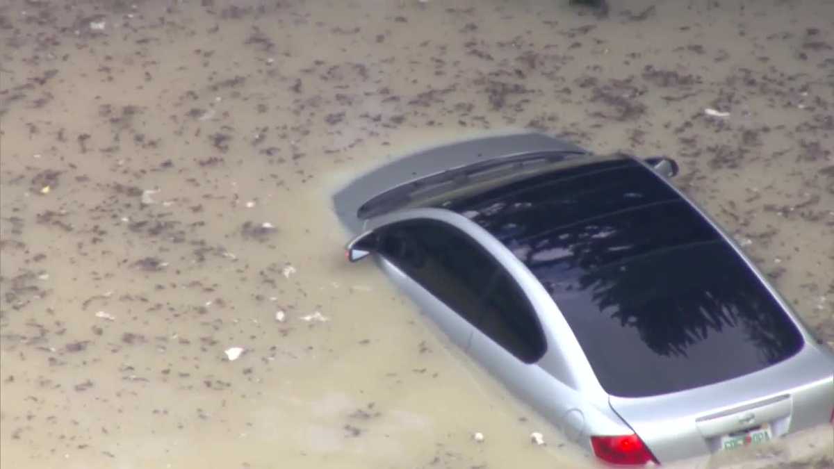 Water main breaks, flooding streets in downtown Orlando