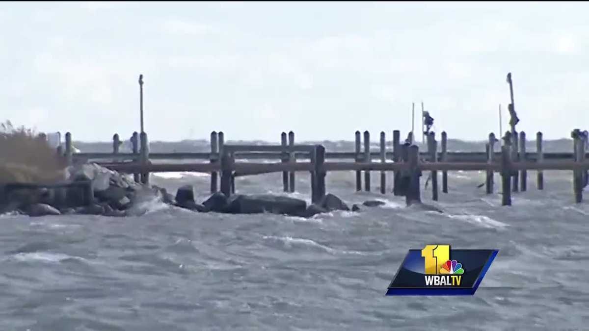 2 men die after fishing boat capsizes in Potomac River