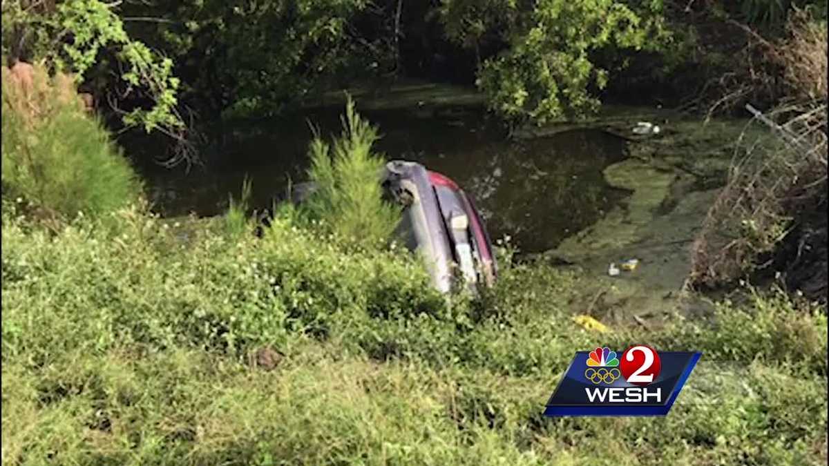 1 dead, 1 critically injured after car crashes into ditch along I-95