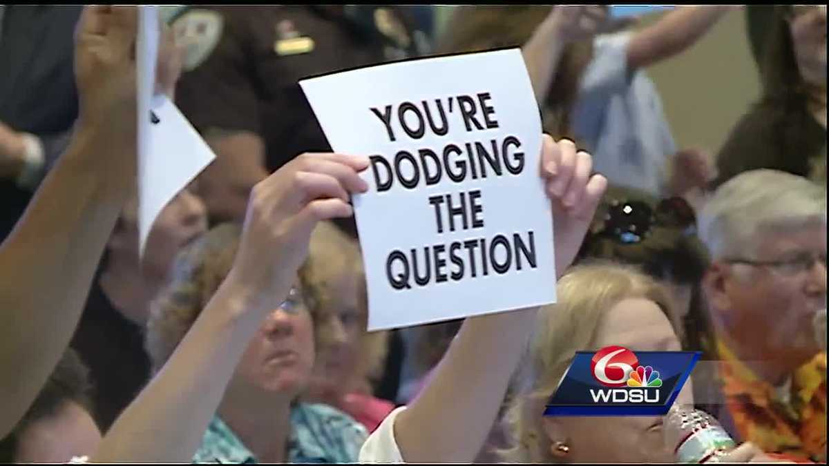 Sen. Cassidy meets rowdy crowd at town hall