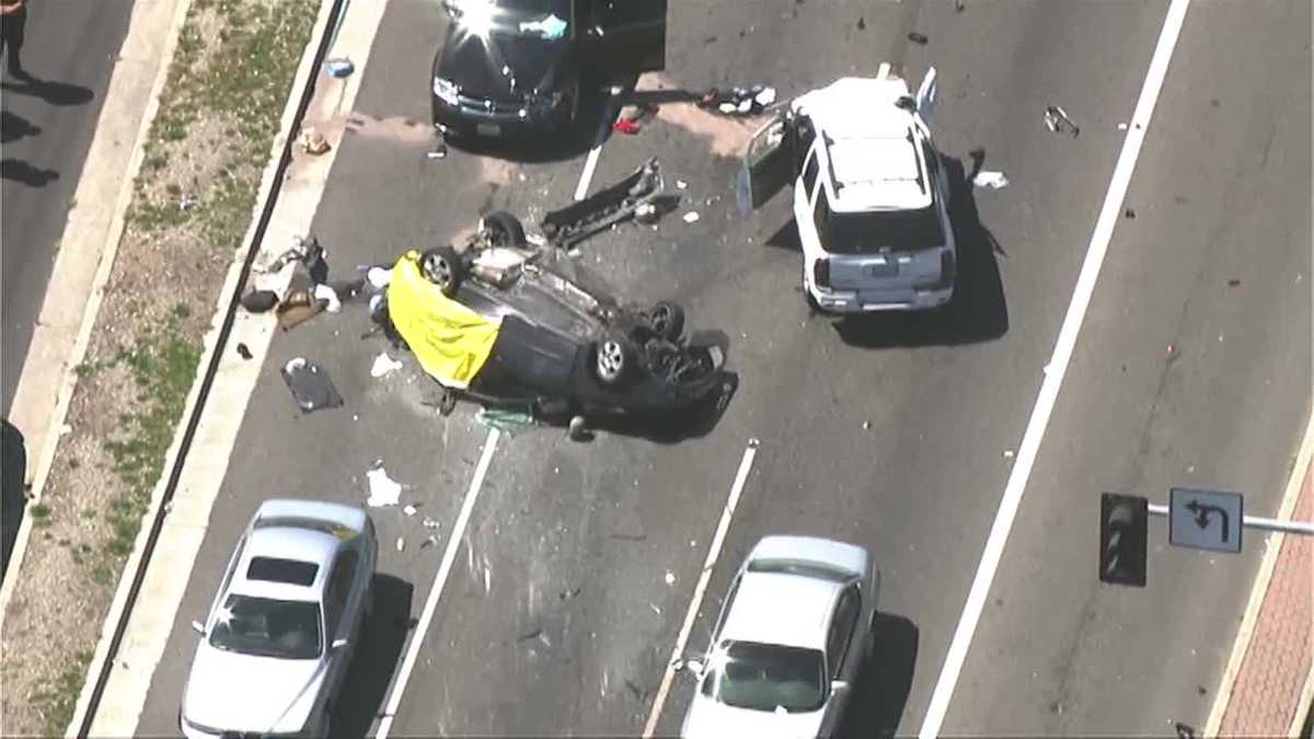 2 robbery suspects killed in crash while fleeing Stockton police