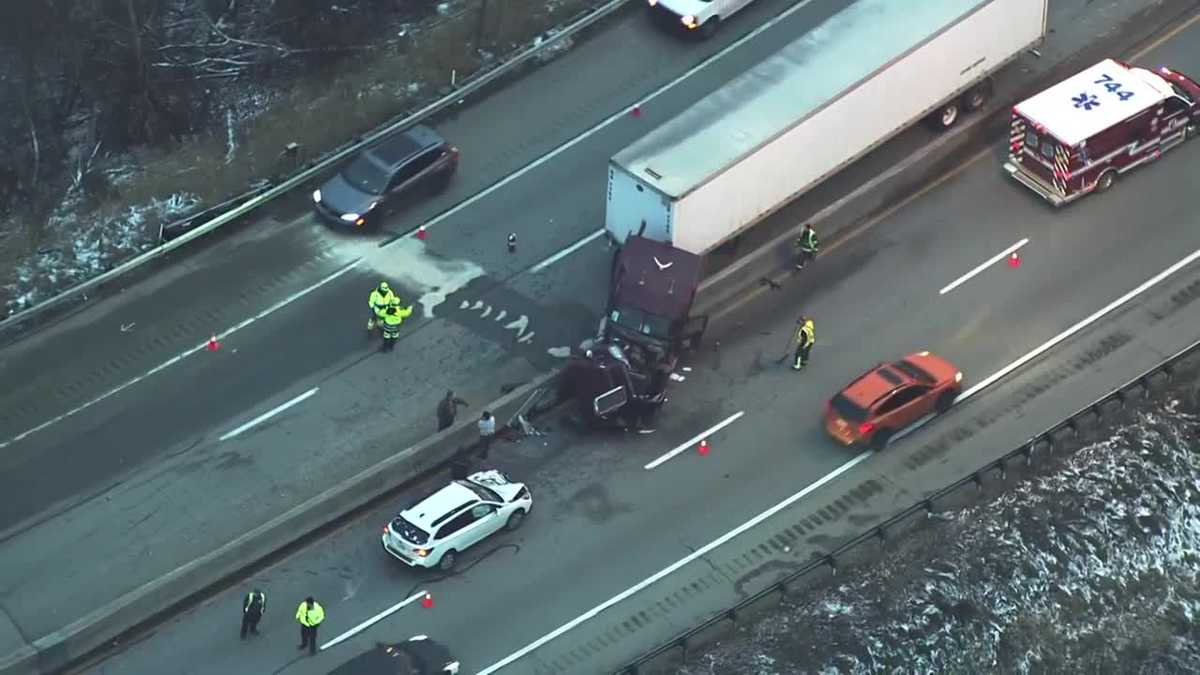 Tractortrailer jackknifes on Parkway West