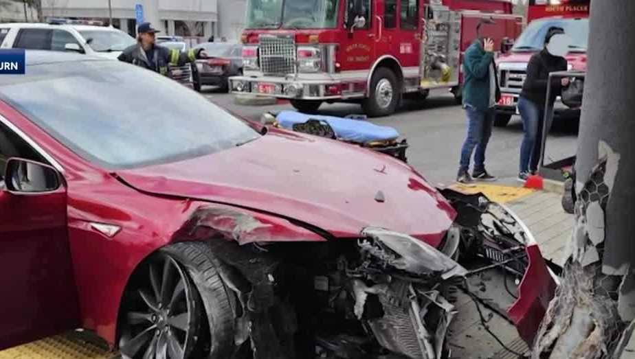 Шофьор на Tesla катастрофира с Girl Scout щанд в Walmart в Granite Bay, арестуван по подозрение, че шофира в нетрезво състояние