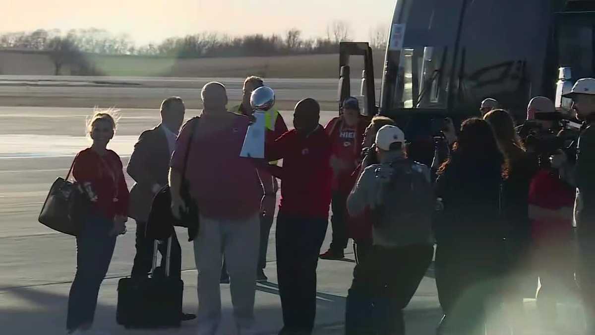 Fans crowd airport as Eagles arrive home with Super Bowl trophy