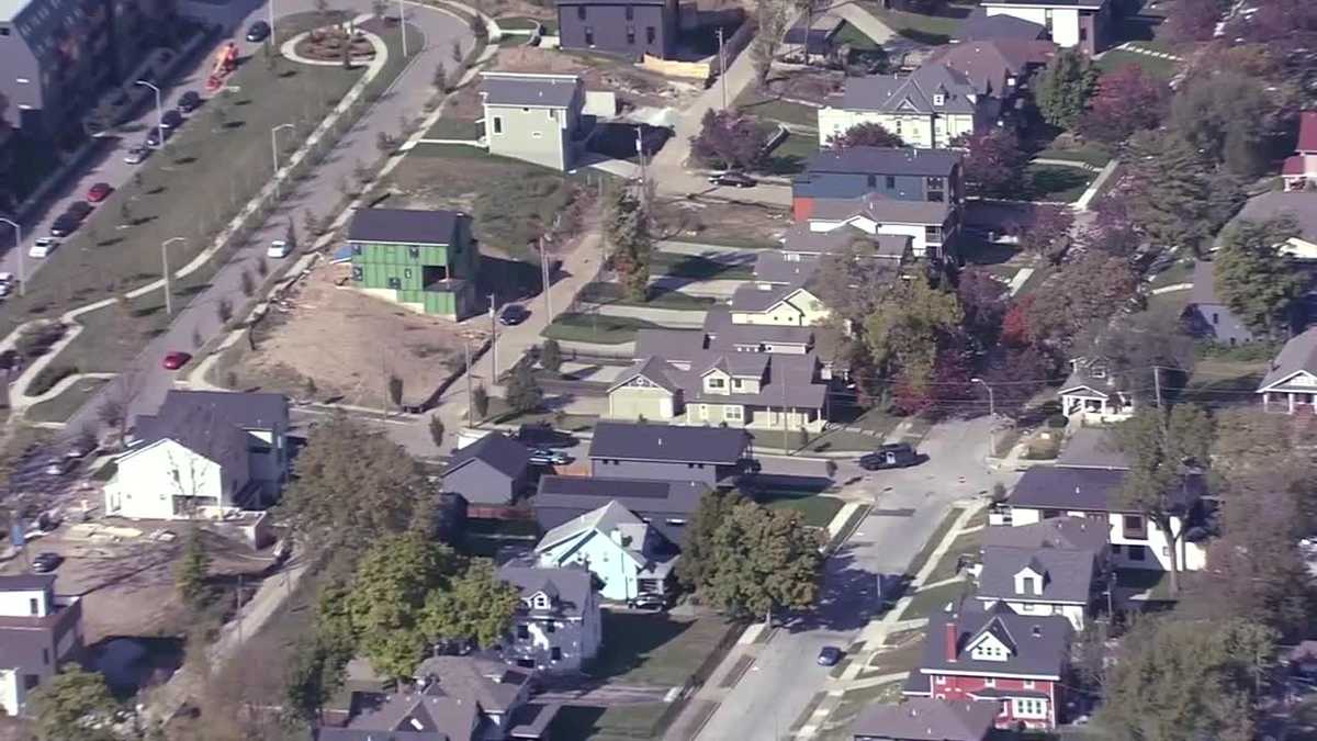 Kansas City, Missouri police in standoff near 25th Street, Tracy Avenue