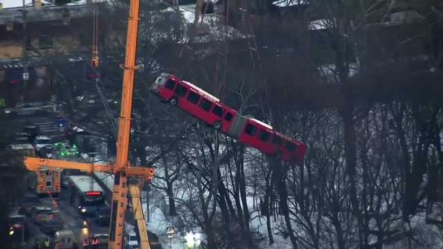 VIDEO: Bus lifted out of Pittsburgh bridge collapse wreckage - Vimarsana News