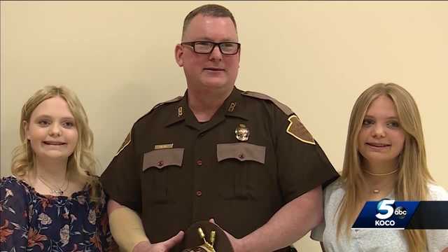 Trooper reunites with teen a year after saving her life in pileup - Vimarsana News
