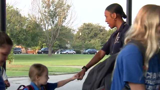 JCPS counselor makes sure students feel welcomed coming back to school - Vimarsana News
