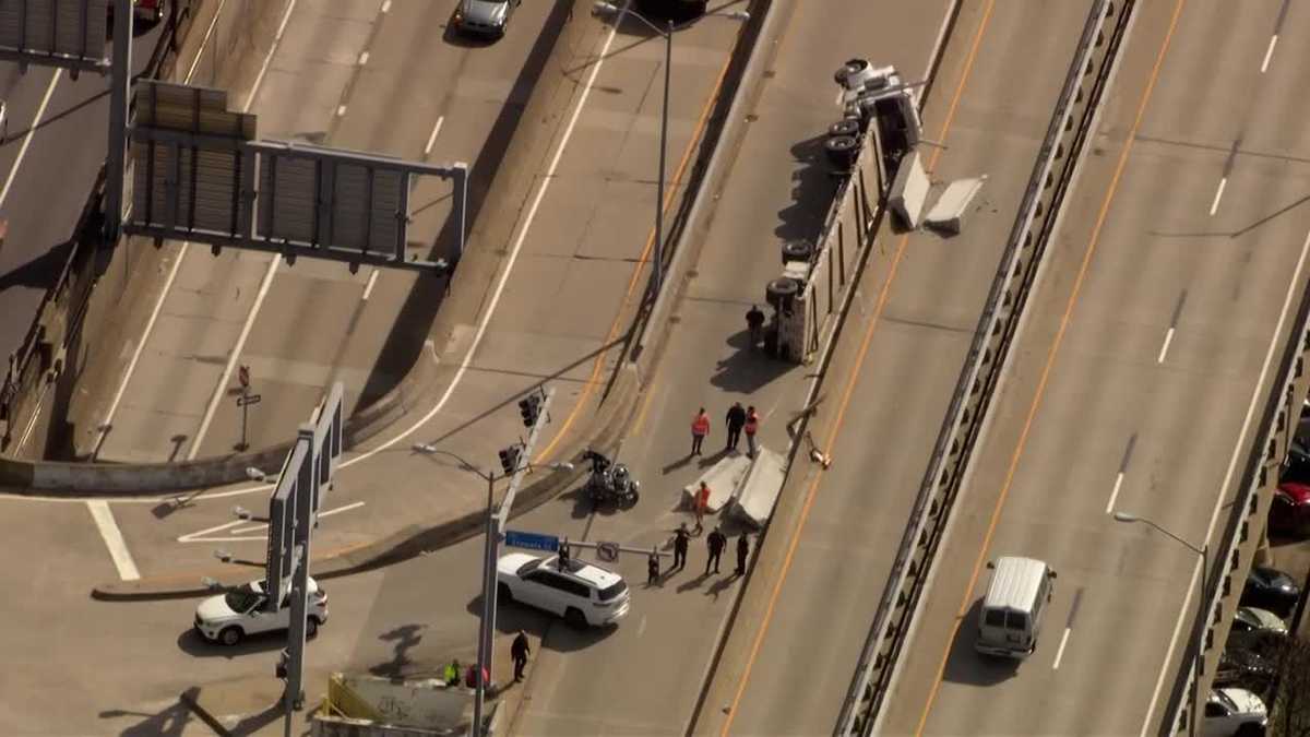 Tractor trailer overturns in downtown Pittsburgh - WTAE