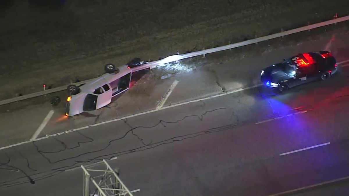 Rollover crash causes traffic on southbound I-35 in Moore