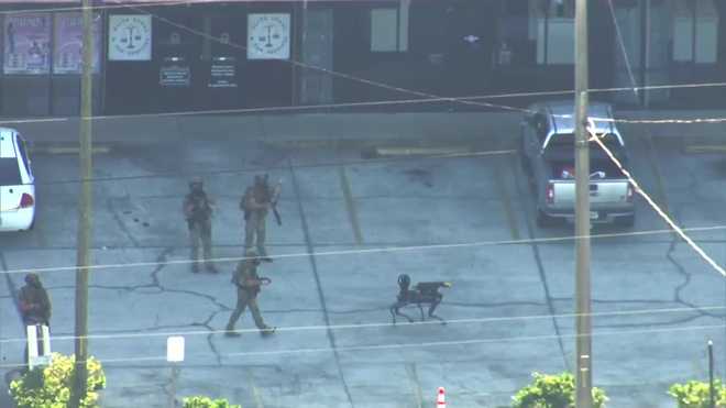 Man found dead after SWAT standoff in Orlando strip mall