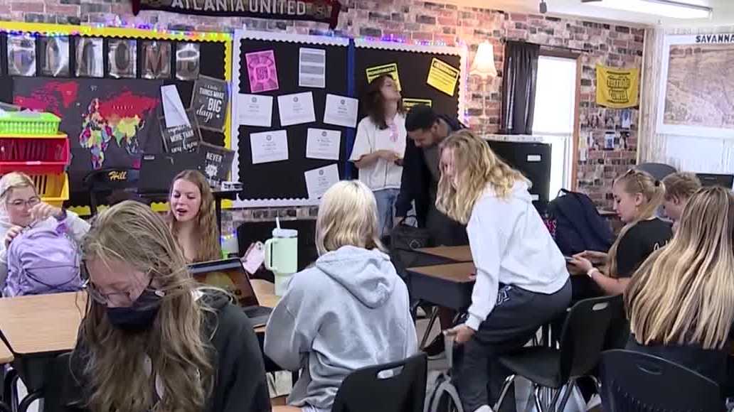 Pa . endorsement | School cellphone ban backed by Gov . Shapiro