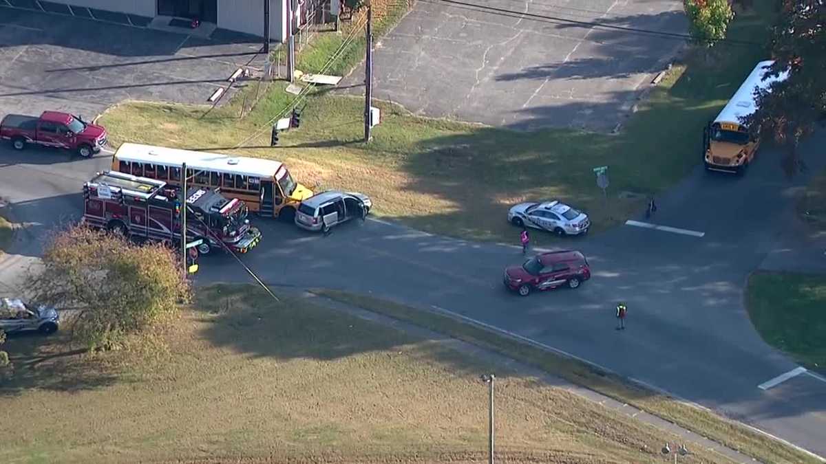 8 children injured in bus crash involving JCPS bus in Newburg