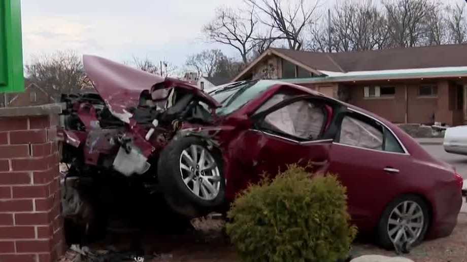 2 cars slam into gas station on Milwaukee's north side