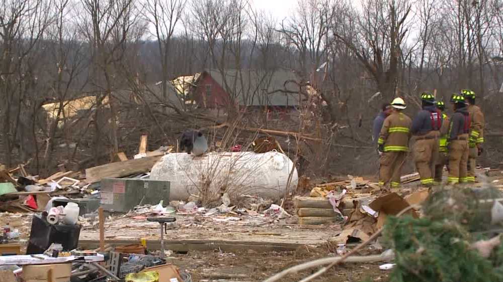 Iowans help clean up tornado devastation