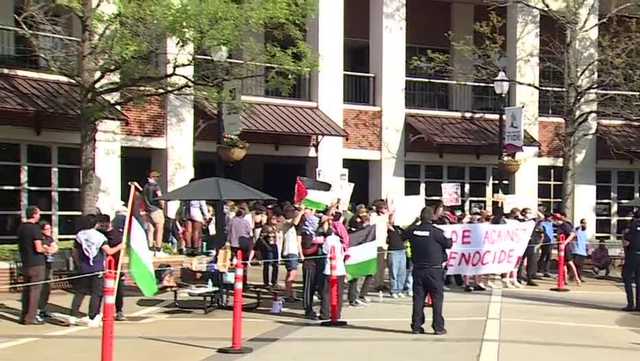 University of Alabama students gather to protest in solidarity with Palestine - Vimarsana News
