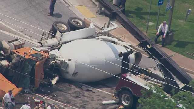 South Carolina: Concrete truck overturns - Vimarsana News