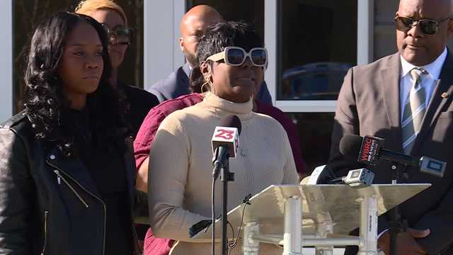 Family of man killed by Alabama police during traffic stop holding news conference - Vimarsana News