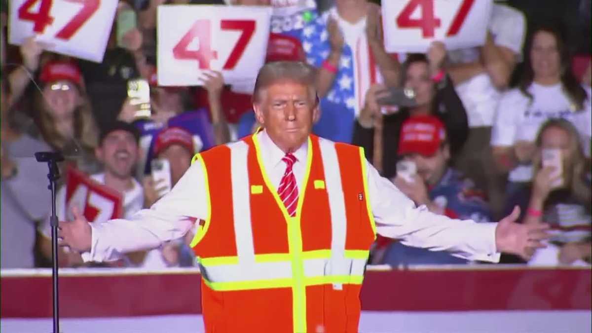 Former President Trump speaks at rally in Green Bay